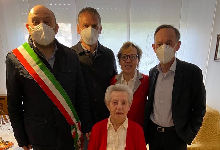 Nonna Giuseppina festeggiata da sindaco, assessore e famigliari in una foto tratta dalla pagina Facebook del Comune di Somma