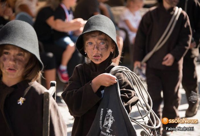 LA STORIA. Più di 1300 spazzacamini hanno sfilato a Santa Maria Maggiore (FOTO E VIDEO)