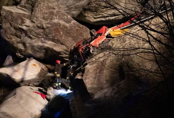 Il camion finito nel burrone (foto da OssolaNews)