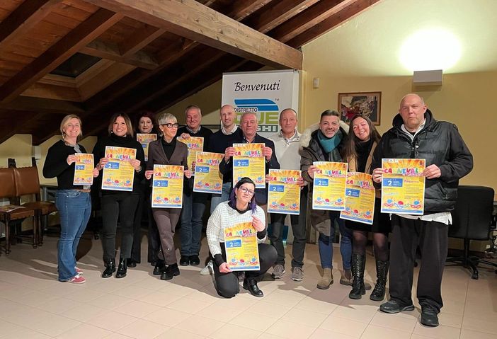 Foto di gruppo in Comune tra gli organizzatori del Carnevale di Gavirate