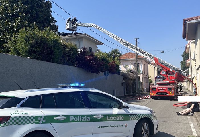 A fuoco il tetto del ristorante: paura, ma poi incendio domato A fuoco il tetto del ristorante: paura, ma poi incendio domato