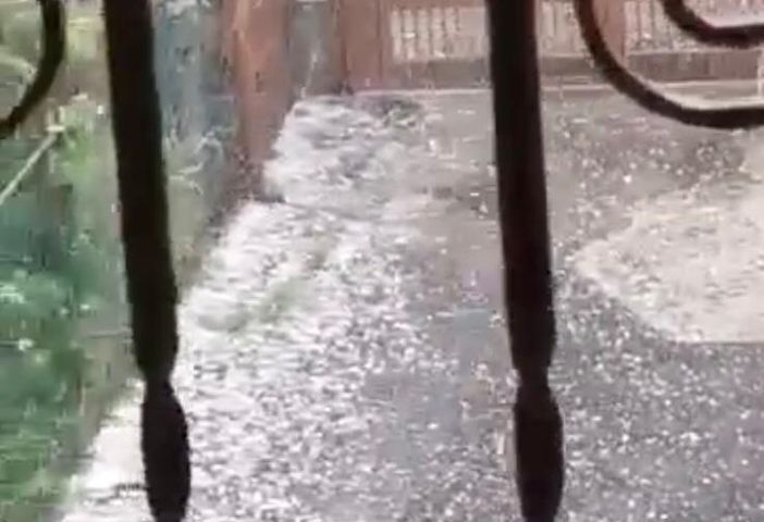 VIDEO. Nubifragio sul basso Varesotto: grandine e tetti scoperchiati