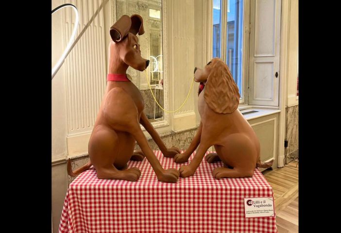 Lilli e il vagabondo, quella magnifica scultura di cioccolato "forgiata" da Buosi che celebra l'amore