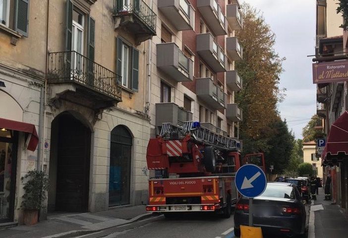 Cadono calcinacci da un palazzo: in via Del Cairo interviene l'autoscala