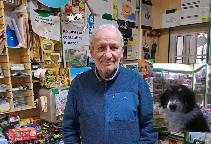 Edmondo Secchi detto Momo nella sua edicola di Besozzo con la sua inseparabile cagnolina Daryl Edmondo Secchi detto Momo nella sua edicola di Besozzo con la sua inseparabile cagnolina Daryl