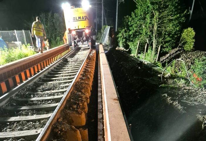 Si lavora anche di notte al cantiere AlpTransit di Laveno (foto da Facebook)