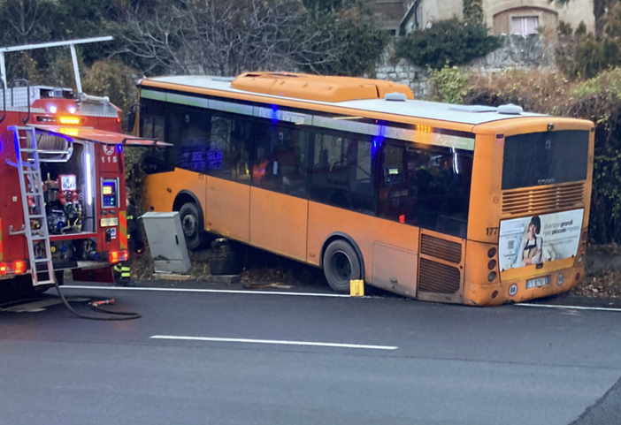 FOTO. Incidente in viale Aguggiari, autobus finisce fuori strada: otto persone soccorse FOTO. Incidente in viale Aguggiari, autobus finisce fuori strada: otto persone soccorse