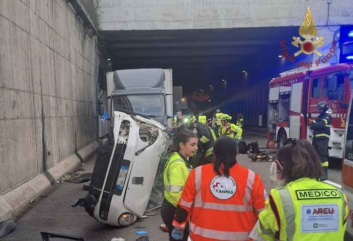 Incidente in tangenziale a Milano: due ragazzi le vittime, ipotesi sorpasso valutato male
