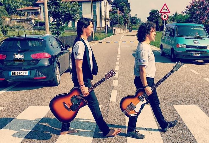 Travedona Monate come Liverpool, la musica dei BeeTools risuona per le strade e nei locali del Varesotto: «La passione per i Beatles ci è stata trasmessa dai nostri papà»