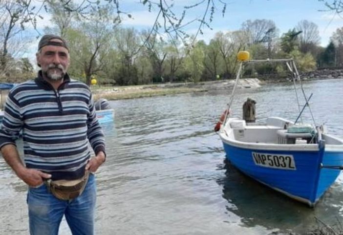 Damiano Bardelli con la sua barca sul Lago Maggiore Damiano Bardelli con la sua barca sul Lago Maggiore