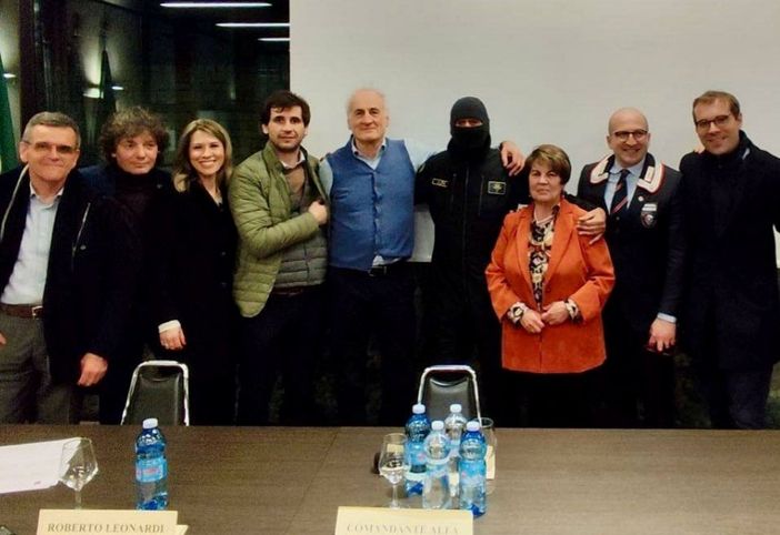 Il Comandante Alfa e il Tenente Roberto Leonardi con i membri dell'amministrazione comunale