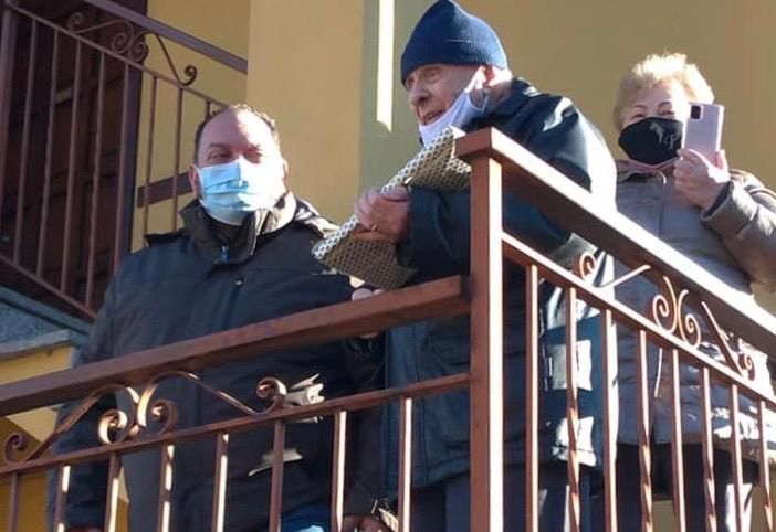 Casciago, compie 100 anni il cavalier Franco Pedotti. Gli auguri del sindaco: «Un supereroe dei nostri giorni» Casciago, compie 100 anni il cavalier Franco Pedotti. Gli auguri del sindaco: «Un supereroe dei nostri giorni»