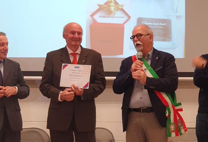 La premiazione di Renzo Bastianelli (foto dalla pagina Facebook del Comune di Saltrio) La premiazione di Renzo Bastianelli (foto dalla pagina Facebook del Comune di Saltrio)