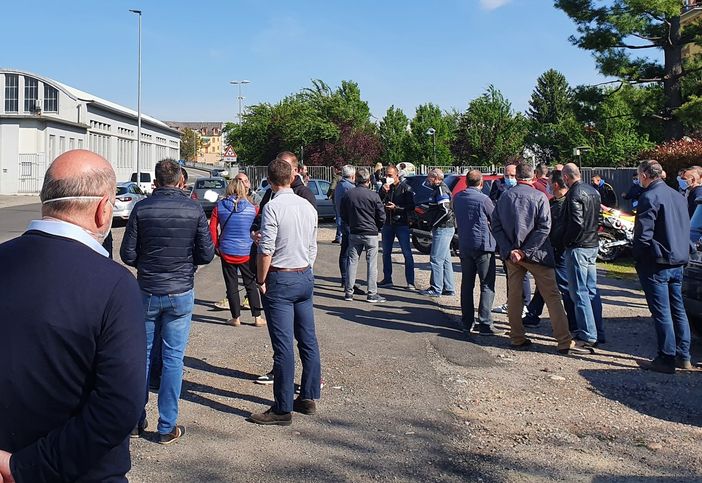 Il presidio organizzato dai sindacati in via del Roccolo