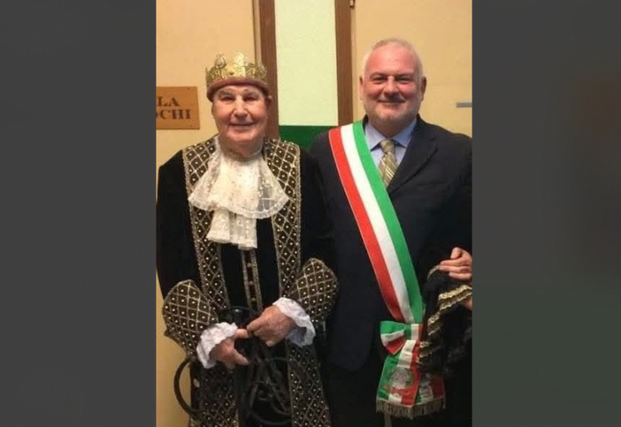 Gianni Vella nei panni di Re Guzz con il sindaco Mastromarino Gianni Vella nei panni di Re Guzz con il sindaco Mastromarino