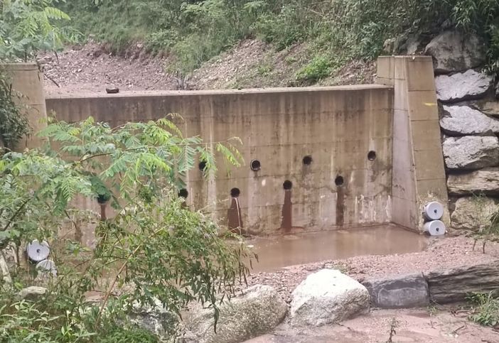 Una delle "barriere" costruite sul Tinella dal Comune di Luvinate Una delle "barriere" costruite sul Tinella dal Comune di Luvinate