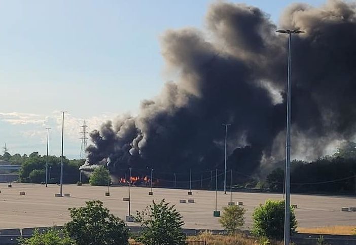 Alta colonna di fumo nero su Caronno e Saronno: ecco cosa è successo Alta colonna di fumo nero su Caronno e Saronno: ecco cosa è successo