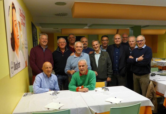 FOTO - Eccoli i remigini del '64 di nuovo attorno a un tavolo FOTO - Eccoli i remigini del '64 di nuovo attorno a un tavolo