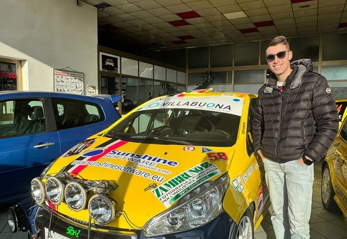 Matteo Sanfilippo insieme alla sua Peugeot 208. Nella gallery, insieme alla sua compagna (e navigatrice) Sabrina Longo