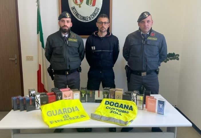 Sul treno da Lugano a Milano con 36 confezioni di profumi: denunciata per contrabbando