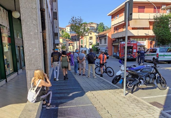 Via XXV Aprile a Besozzo subito dopo l'incidente mortale