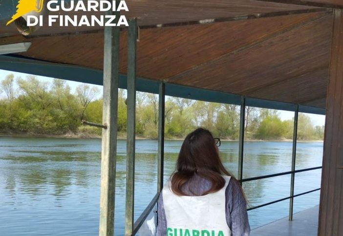 Casa galleggiante abusiva sul fiume Ticino, la Guardia di Finanza scopre mancati pagamenti per 85mila euro