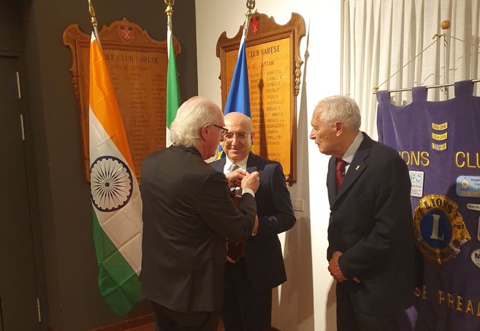 La premiazione del Prefetto di Varese Salvatore Pasquariello da parte del Lions Club Prealpi