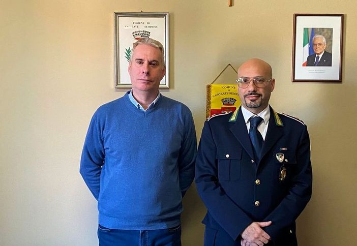 Il sindaco di Casorate Sempione con il nuovo comandante della polizia locale Antonino Tomaselli Il sindaco di Casorate Sempione con il nuovo comandante della polizia locale Antonino Tomaselli