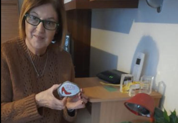 I piccoli sassi dipinti di Annamaria, lasciati in giro per dire “No alla violenza sulle donne”