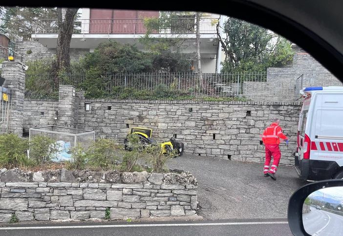 Lo scooter di Poste Italiane dopo la caduta