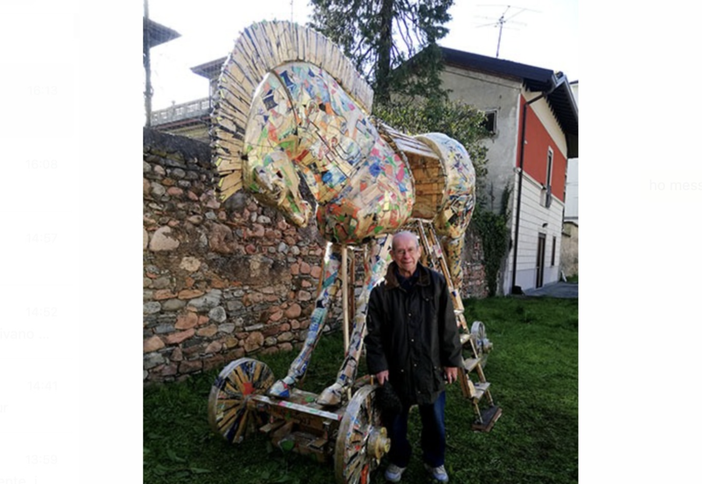 Mariano Pieroni, 86 anni a giugno, vive e lavora a Solbiate Arno: ha impiegato due giorni a montare con la passione di un ventenne il monumentale Cavallo di Troia fatto con materiale di riciclo che Alberto Lavit ha accolto nell’Orto d’Arte di via Bagaini Mariano Pieroni, 86 anni a giugno, vive e lavora a Solbiate Arno: ha impiegato due giorni a montare con la passione di un ventenne il monumentale Cavallo di Troia fatto con materiale di riciclo che Alberto Lavit ha accolto nell’Orto d’Arte di via Bagaini