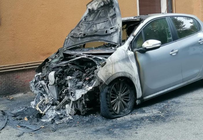 «Uno scoppio e quell'auto in fiamme a poca distanza dai tubi del gas». Paura a Varese in via Cernuschi «Uno scoppio e quell'auto in fiamme a poca distanza dai tubi del gas». Paura a Varese in via Cernuschi