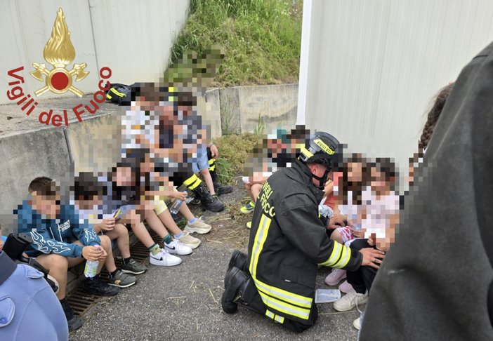 I piccoli assistiti dai vigili del fuoco dopo l'incidente I piccoli assistiti dai vigili del fuoco dopo l'incidente