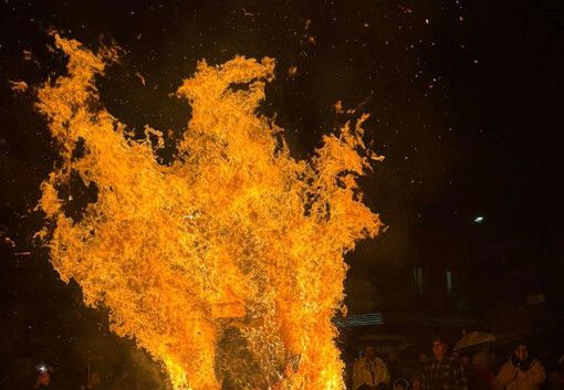 Il falò della Giobia di Mercallo del 2025 (foto dalla pagina Facebook del Comune)