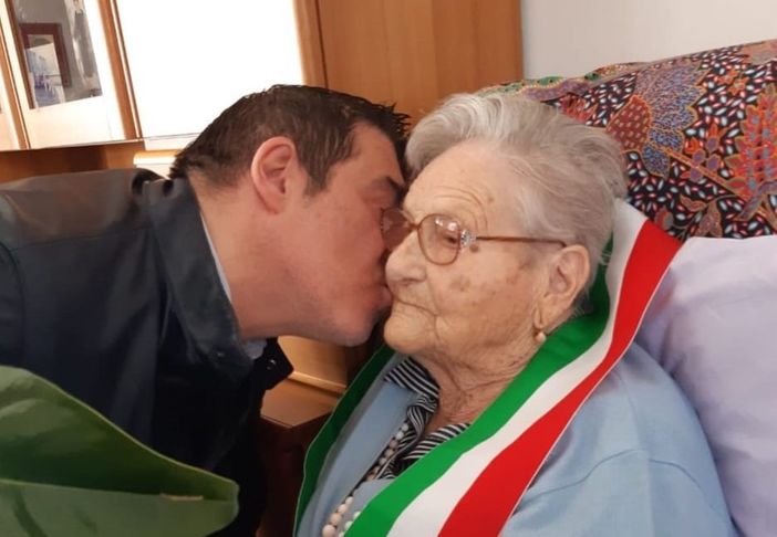 Regina Riva in fascia tricolore con il sindaco Robustellini nel giorno del suo 104esimo compleanno Regina Riva in fascia tricolore con il sindaco Robustellini nel giorno del suo 104esimo compleanno