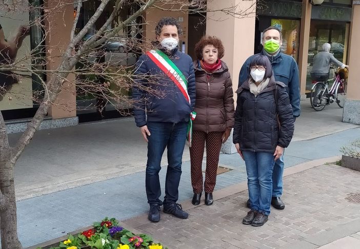La cerimonia di ricordo delle vittime del Covid a Vedano Olona