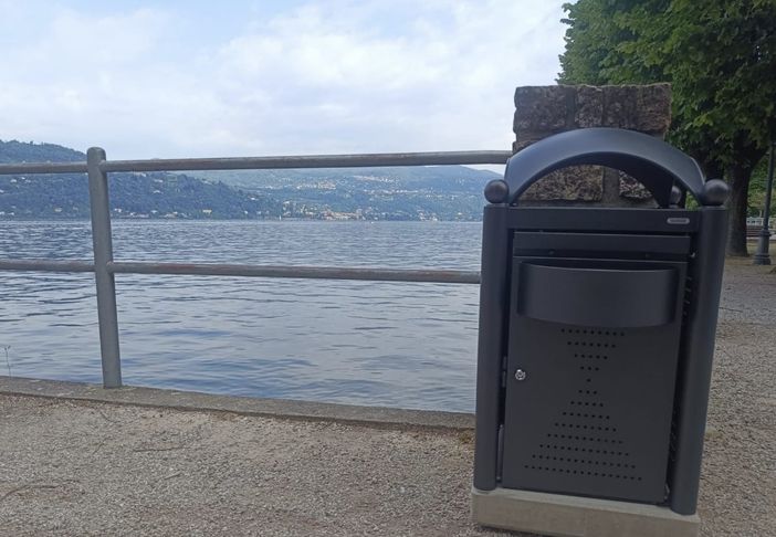I nuovi cestini sul lungolago di Angera (foto dalla pagina Facebook del Comune) I nuovi cestini sul lungolago di Angera (foto dalla pagina Facebook del Comune)