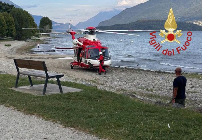 L'elicottero dei vigili del fuoco di Varese impegnato nelle ricerche