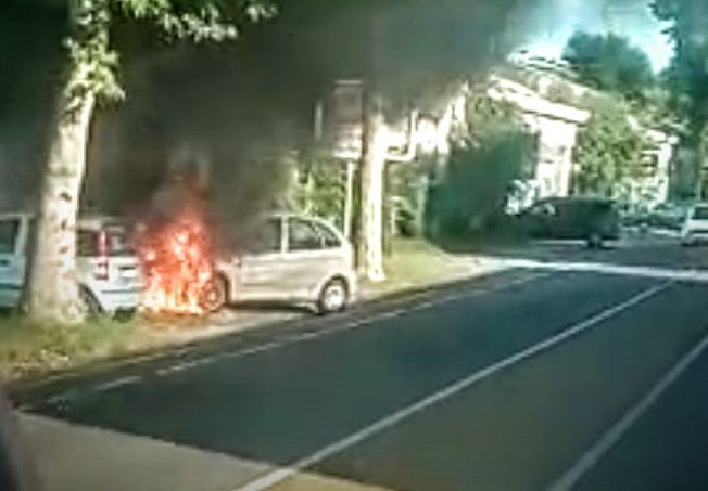 Auto in fiamme, il conducente accosta e dà l'allarme Auto in fiamme, il conducente accosta e dà l'allarme