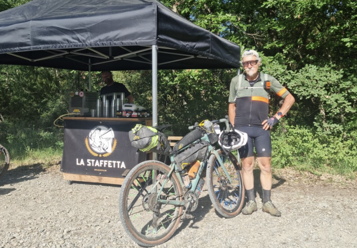 Pierluigi Talamona in sella alla sua inseparabile bicicletta Pierluigi Talamona in sella alla sua inseparabile bicicletta