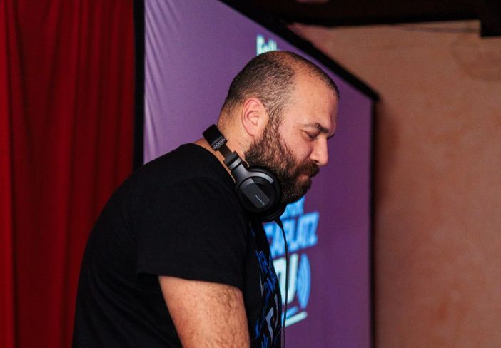 Il professore dj Luca Piazza alla console Il professore dj Luca Piazza alla console