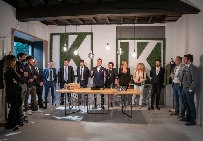 Matteo Morrocchi e Marcella Sartore con la squadra di Kedros. Nella galleria fotografica, a cura di Umberto Armiraglio, i tanti intervenuti per salutare la novità Kedros Matteo Morrocchi e Marcella Sartore con la squadra di Kedros. Nella galleria fotografica, a cura di Umberto Armiraglio, i tanti intervenuti per salutare la novità Kedros