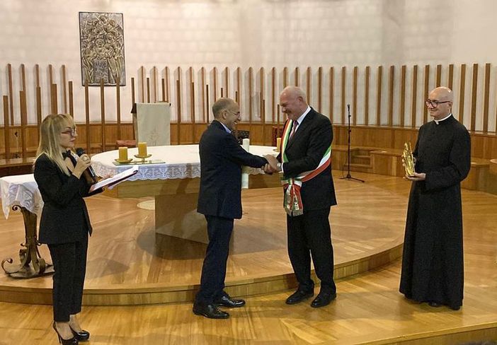 La cerimonia di consegna del premio a Giuseppe Tornatore (foto dalla pagina Facebook del sindaco) La cerimonia di consegna del premio a Giuseppe Tornatore (foto dalla pagina Facebook del sindaco)