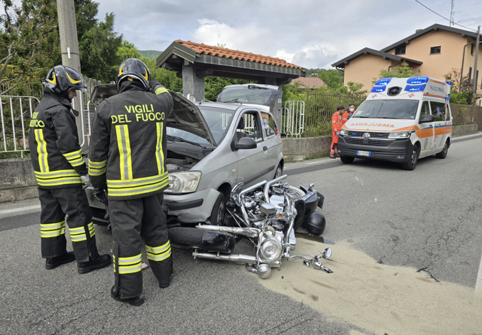 Schianto tra un'auto e una moto a Ferrera di Varese: un ferito Schianto tra un'auto e una moto a Ferrera di Varese: un ferito