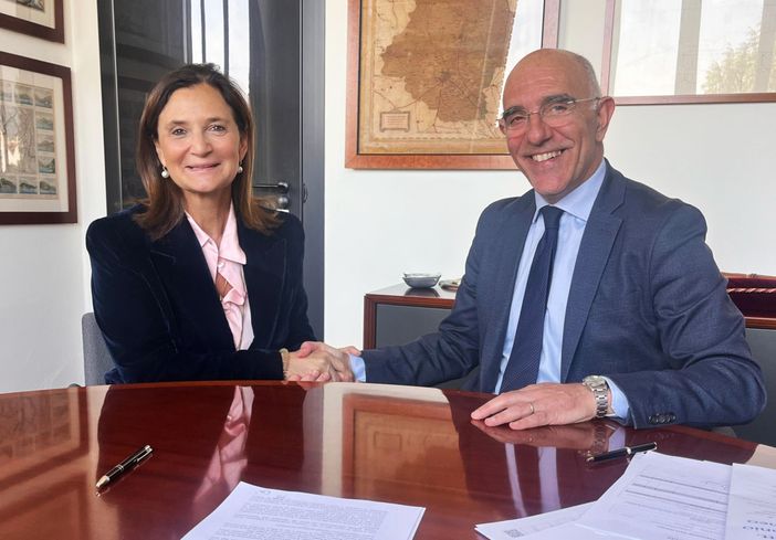 Nuovo direttore generale all’Università dell’Insubria: ad Antonio Romeo la sfida degli obiettivi strategici della rettrice Maria Pierro Nuovo direttore generale all’Università dell’Insubria: ad Antonio Romeo la sfida degli obiettivi strategici della rettrice Maria Pierro