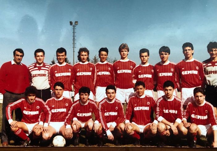 Gli allievi del Varese Calcio 1986 targato Gemini allenati da Pietruzzu Anastasi: Sean Sogliano è il quinto accosciato da sinistra Gli allievi del Varese Calcio 1986 targato Gemini allenati da Pietruzzu Anastasi: Sean Sogliano è il quinto accosciato da sinistra