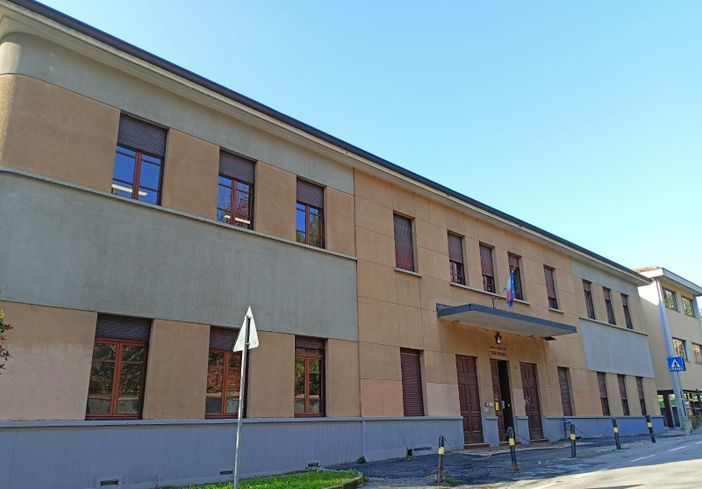 Varese, il dono di Natale alla primaria Ugo Foscolo. «I computer per l'aula di informatica arrivati grazie a un benefattore»