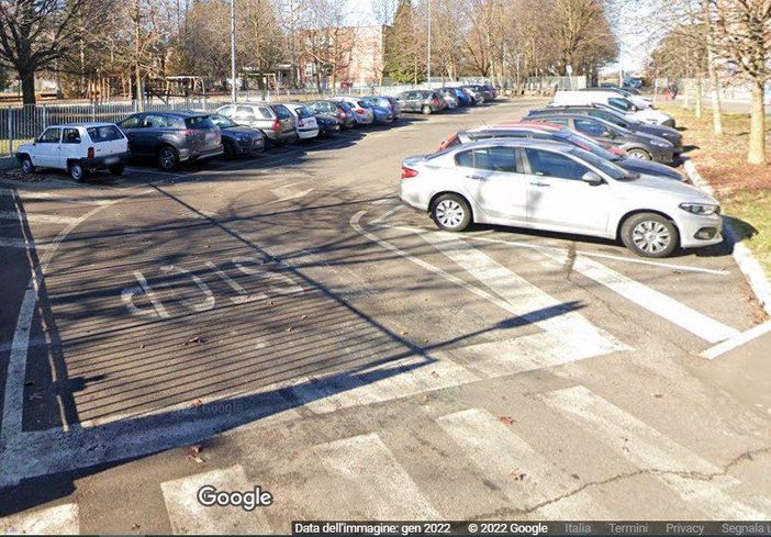 Sedicenne finisce in ospedale dopo essere stato picchiato nel parcheggio della scuola da due ventenni Sedicenne finisce in ospedale dopo essere stato picchiato nel parcheggio della scuola da due ventenni