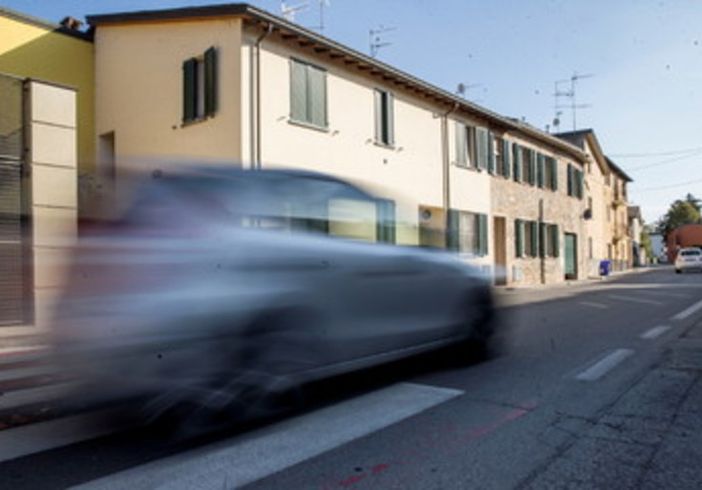Besozzo, arriva una petizione sul traffico: «Le auto sfrecciano ad alta velocità nei centri abitati»