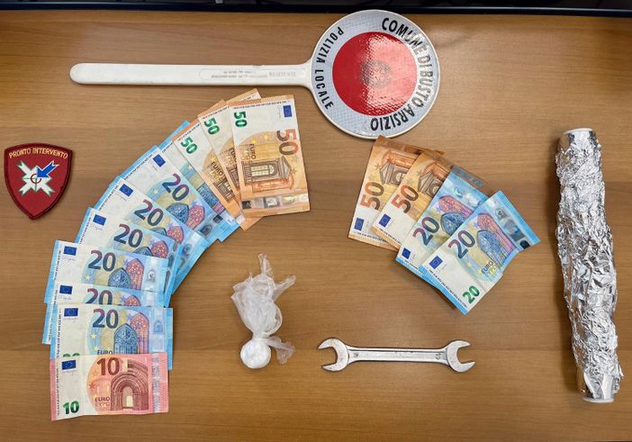 Busto, polizia locale blocca coppia ricercata per furti e altri reati Busto, polizia locale blocca coppia ricercata per furti e altri reati